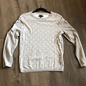Gray Tommy Hilfiger sweater fits like a medium